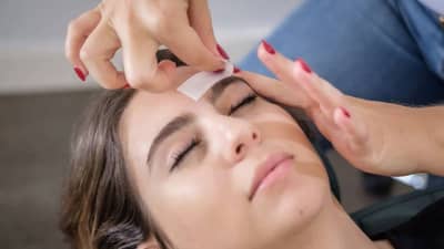 पहिल्यांदाच करणार असाल फेशिअल वॅक्स, तर या गोष्टी विसरू नका