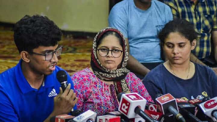 Pahalgam Attack : महाराष्ट्रातील पीडित कुटुंबांला 50 लाखांचं अर्थसहाय्य, मुख्यमंत्र्यांचा मोठा निर्णय Pahalgam Attack : महाराष्ट्रातील पीडित कुटुंबांला 50 लाखांचं अर्थसहाय्य, मुख्यमंत्र्यांचा मोठा निर्णय