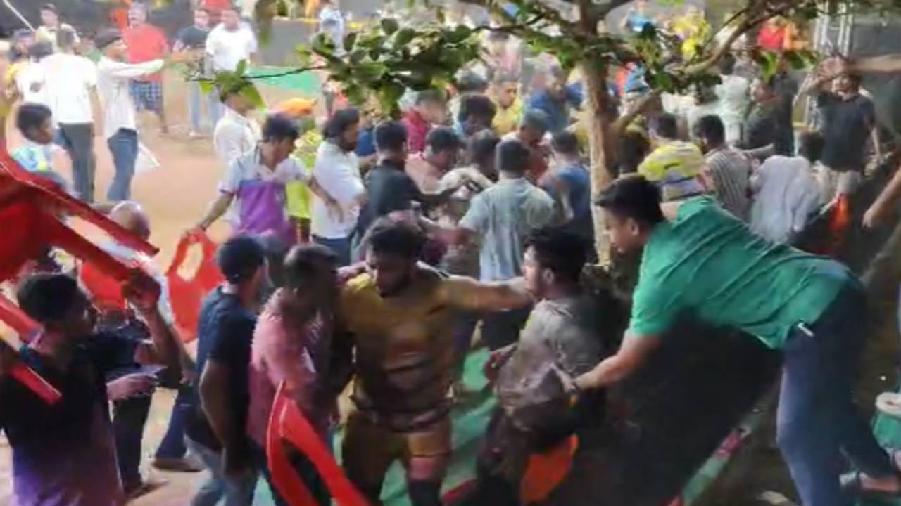 एका खेळाडूला अनेक जणांनी मिळून मारहाण केली. त्याच्या डोक्यात खुर्ची घातली. कबड्डीच ग्राऊंड हाणामारीच मैदाना बनलं होतं. हा व्हिडिओ व्हायरल झाला आहे. 