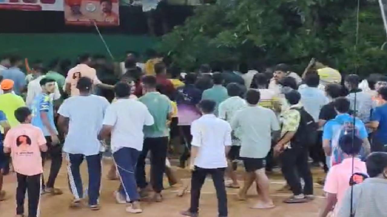 क्रिकेटची मॅच असो वा कबड्डीची. सामना आंतरराष्ट्रीय असो किंवा स्थानिक. सामना पाहणाऱ्या प्रेक्षकांच्या भावना तीव्र असतात. अशावेळी एखादी छोटीशी घटना सुद्धा मोठ्या वादाच कारण ठरते.