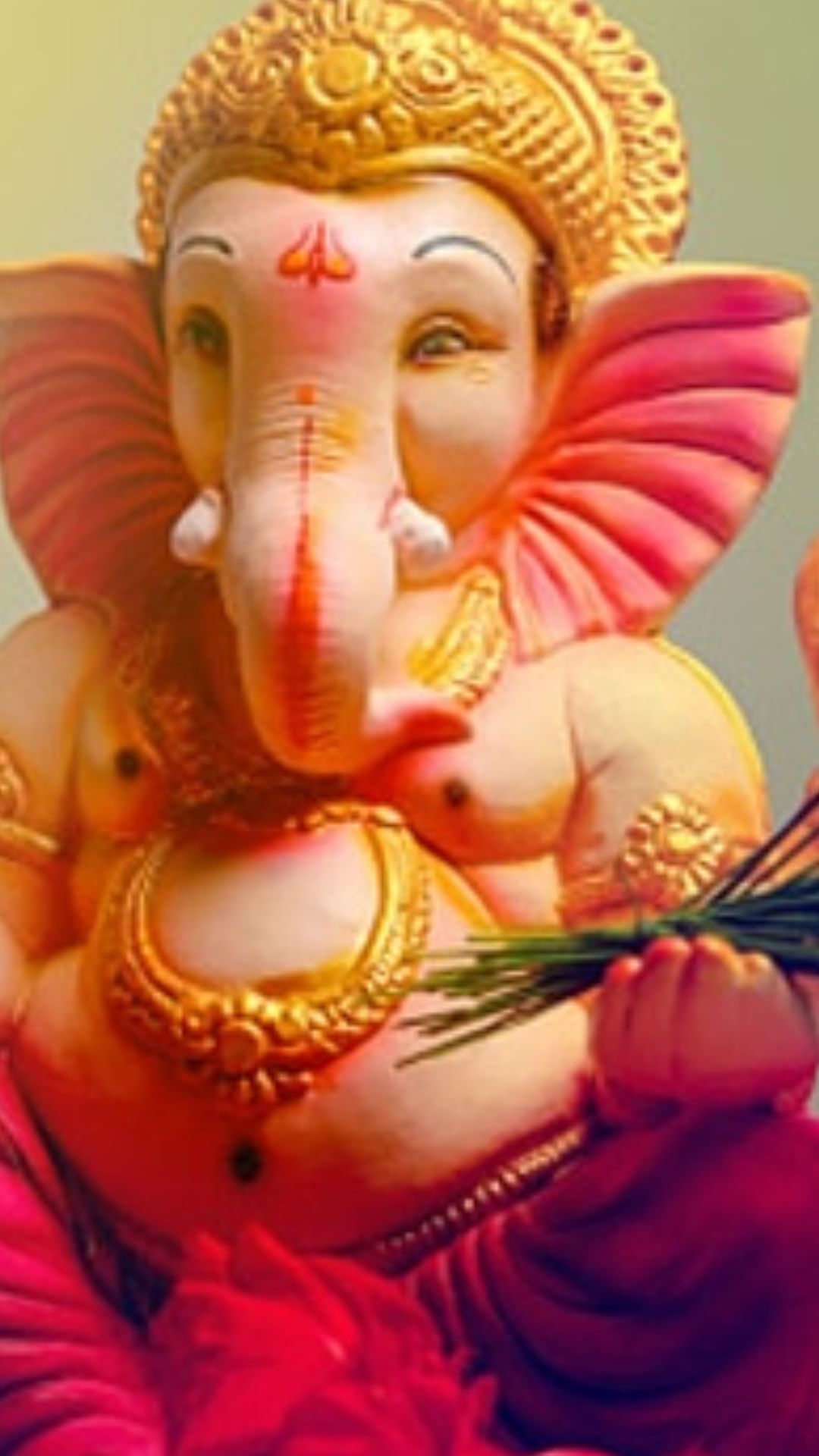 गणपती बाप्पाला दुर्वा वाहणं खूप शुभ मानलं जातं. दुर्वा वाहिल्याने गणराया प्रसन्न होतो आणि भक्तांना आशिर्वाद देतो, असं मानलं जातं.