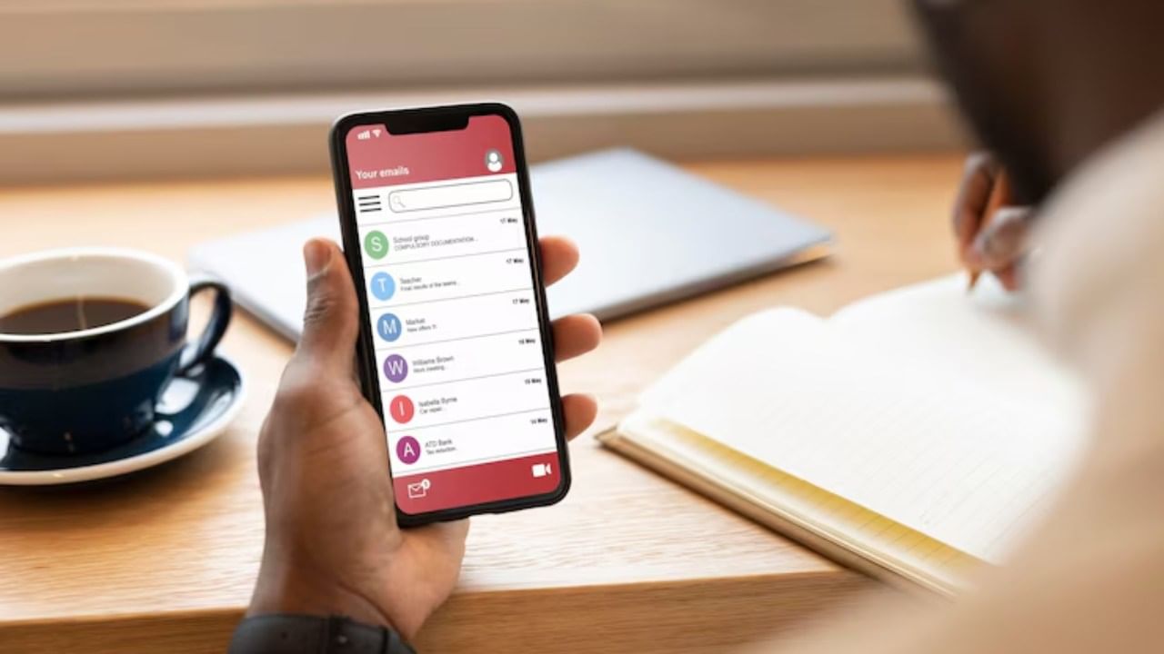 अनेकदा आपण फक्त इनबॉक्समधील ईमेल डिलीट करतो, पण स्पॅम फोल्डरकडे दुर्लक्ष करतो. स्पॅम फोल्डरमध्येही अनावश्यक ई-मेल जमा होतात. त्यामुळे ते डिलिट करणे गरजेचे आहे.