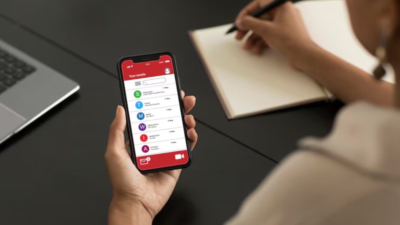 Google प्रत्येक Gmail अकाउंटसोबत 15 GB स्टोरेज मोफत देतो. मात्र, अनेकदा हे स्टोरेज लवकर भरते. यासाठी काही विशिष्ट ट्रिक्सचा वापर करत तुम्ही Gmail चे स्टोरेज पुन्हा मिळवू शकता.