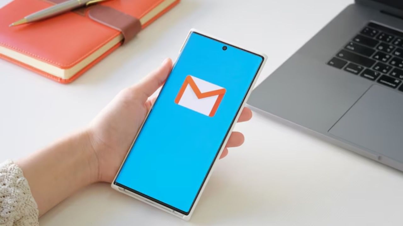 अनेकदा आपले Gmail अकाउंटचे स्टोरेज फुल होते आणि यामुळे तुम्हाला महत्त्वाचे मेल येत नाही. याचा अनेक युजर्सला त्रास होतो. पण आता काळजी करण्याची गरज नाही. काही सोप्या उपाय करुन तुम्ही Gmail चे स्टोरेज सहजपणे खाली करू शकता.