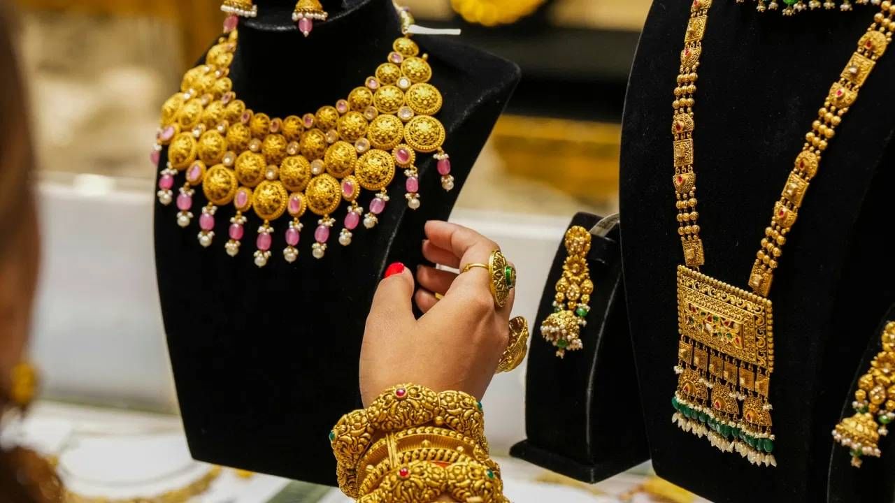 (टीप- वरच्या लेखात दिलेली माहिती ही प्राथमिक स्वरुपाची आहे. कुठेही प्रत्यक्ष वा अप्रत्यक्ष गुंतवणूक करायची असेल किंवा कोणताही आर्थिक निर्णय घ्यायचा असेल तर त्या-त्या क्षेत्रातील तज्ज्ञांचा सल्ला जरूर घ्या)      