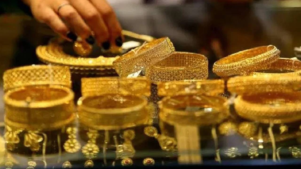 ईटीएफ आणि म्युच्यूअल फंडात गुंतवणूक केल्यास दागिन्यांच्या घडणावळीचा खर्च वाचतो तसेच दागिन्यांच्या सुरक्षेचीही चिंता नसते.  