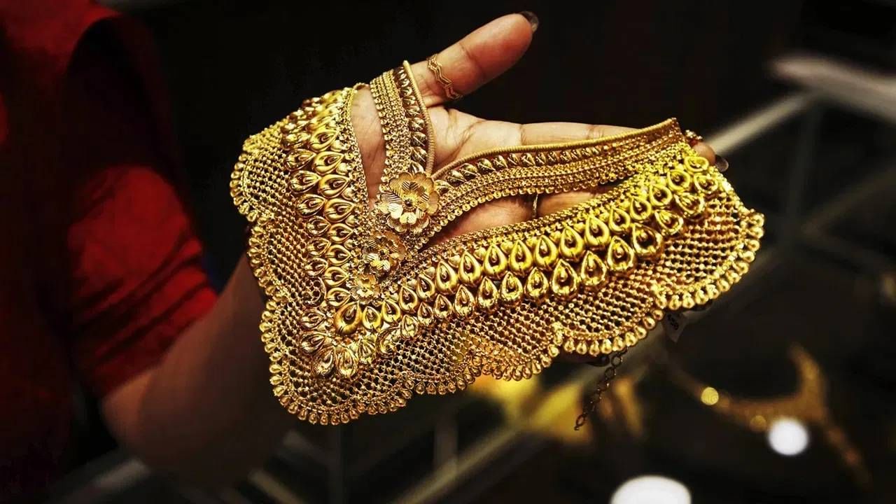 त्यामुळे फायद्याचा व्यवहार कोणता? सोन्यात गुंतवणूक करावी का? सोनं योग्य की चांदीत गुंतवणूक फायद्याची? असे अनेक प्रश्न उपस्थित केले जातात. त्यामुळे फायद्याचा व्यवहार कोणता? ते समजून घेऊया... 