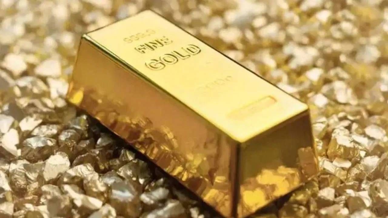 सोन्यात गुंतवणूक करण्याचा दुसरा पर्याय म्हणजे फिजिकल गोल्ड खरेदी करणे. यामध्ये तुम्ही सोन्याचे नाणे, सोन्याचे बिस्किट, डिजिटल गोल्ड, इटीएफ किंवा सॉवरेन गोल्ड बॉण्ड यांच्या माध्यमातून गुंतवणूक करू शकता. 