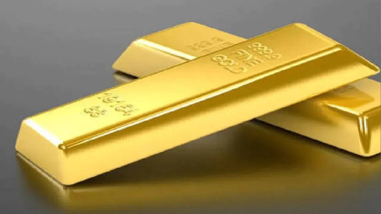 अनेकजण सोनं खरेदी करून पैशांची गुंतवणूक करतात. याच सोन्यातून भविष्यात जास्त परतावा मिळेल? याच उद्देशामुळे अनेकांना सोनं हा गुंतवणुकीसाठी सर्वोत्तम पर्याय वाटतो.