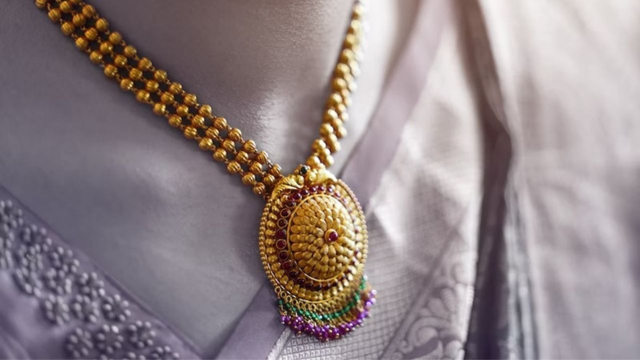 gold-jwellery-unspalsh