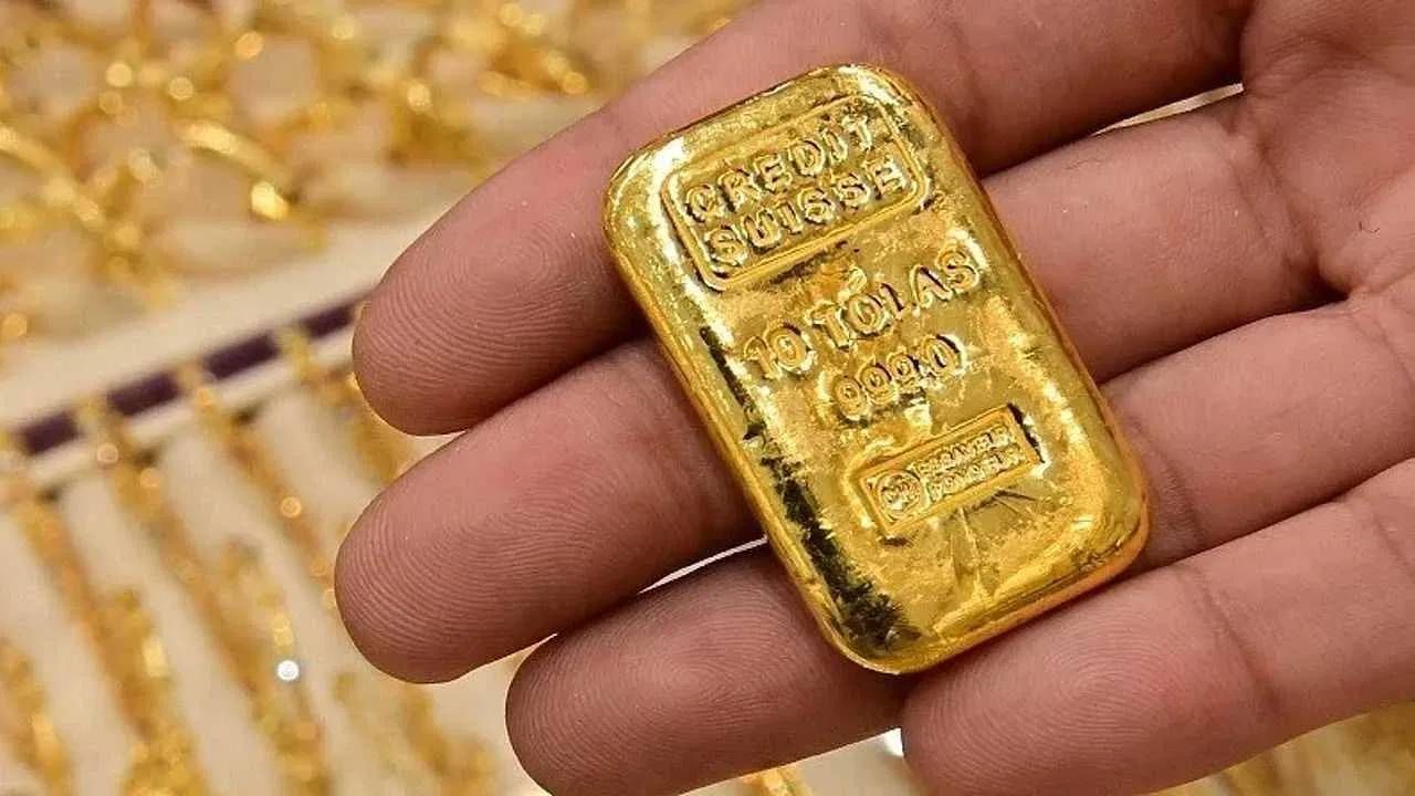 Goldmines in India : भारतात सोनं या मौल्यवान धातूचा मोठा इतिहास आहे. पृथ्वीने भारताला सोन्याचं भरभरून दान दिलेलं आहे. आजघडीला भारतातील महिलांकडे तब्बल 21 हजार टन सोनं आहे. भारतातल्या अनेक राज्यांत सोन्याचं भांडार आहे. याच सोन्याच्या खाणीतून दरवर्षी हजारो टन सोनं काढलं जातं. भारतात सर्वाधिक सोन्याच्या खाणी कर्नाटकमध्ये आहेत. याच राज्यातून भारताला सर्वाधिक सोनं मिळतं. याच पार्श्वभूमीवर भारतातील सर्वांत चर्चेत असलेल्या 7 सोन्याच्या खाणी कोणत्या आहेत ते जाणून घेऊ या.. 