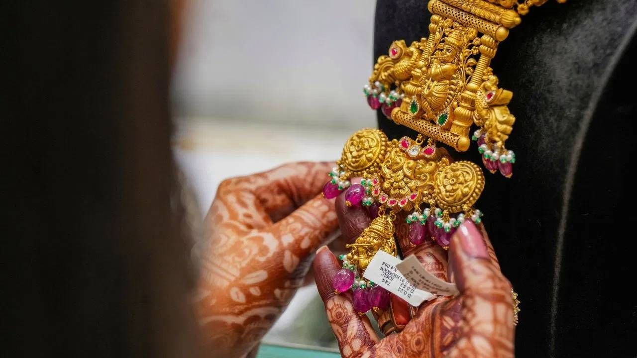 आंतरराष्ट्रीय बाजारातील घडामोडींमुळे आगामी काळात सोन्याचे दर लवकरच 1 लाखांचा आकडा ओलांडतील अशी शक्यता जळगावच्या सराफा व्यावसायिक यांनी व्यक्त केली आहे