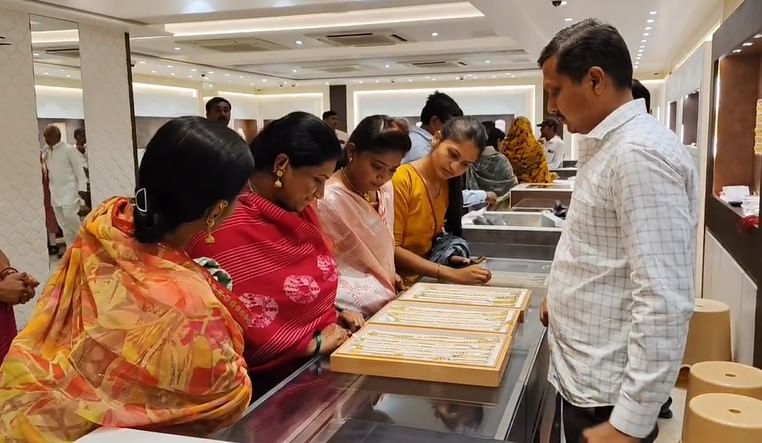 मुंबईत सोने खरेदी करणाऱ्यांची निराशा, दराने गाठला नवा उच्चांक, प्रतितोळा भाव... मुंबईत सोने खरेदी करणाऱ्यांची निराशा, दराने गाठला नवा उच्चांक, प्रतितोळा भाव...