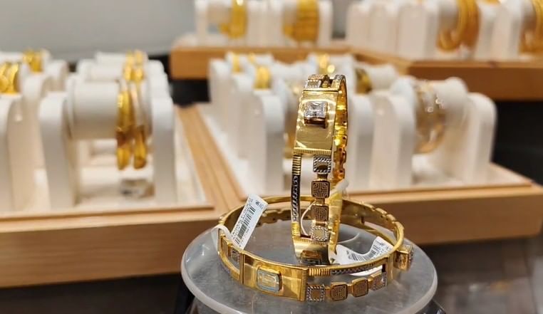 एकीकडे जागतिक बाजारपेठेत अमेरिकच्या टॅरिफच्या निर्णयाने खळबळ माजली असताना जळगावच्या सराफ बाजारात सोन्या - चांदीच्या दरात पुन्हा मोठी वाढ झाली असून दराने उच्चांकी गाठली आहे