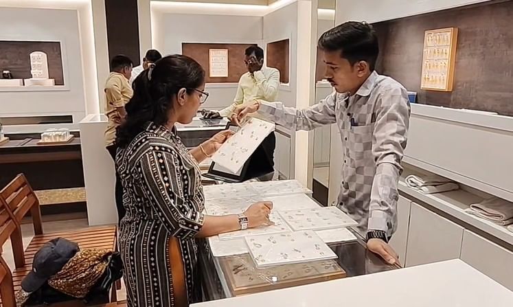 गेले काही दिवस सोन्याच्या दरात मोठी चढ-उतार होत आहेत.जळगावात गेल्या 24 तासात सोन्याच्या दरात 1 हजार रुपयांनी तर चांदीच्या दरात तब्बल 1500 रुपयांनी वाढ झाली आहे.