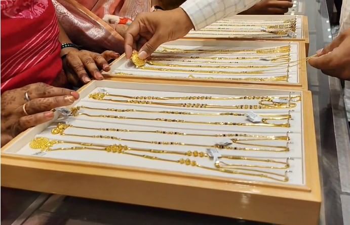 सोन्या चांदीच्या दरात मोठ्या प्रमाणावर होत असलेल्या चढउतरामुळे ग्राहक नेमकी खरेदी करावी की मोड करावी या संभ्रमात असल्याचे चित्र पाहायला मिळत आहे.