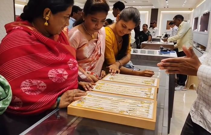 जळगाव सराफाबाजारात सोन्याचे  एका तोळ्याचे ( 10 ग्रॅम ) दर GST सह 95 हजार 900 रुपये तर ( एक किलोग्रॅम ) चांदीचे दर 99 हजार रुपयांवर पोहोचले आहेत.