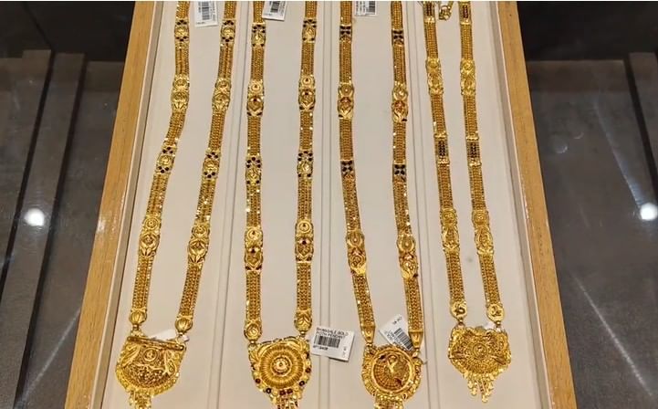 जळगावच्या सराफ बाजारात सलग तीन दिवसात सोन्याच्या दरात तब्बल 4 हजार 400 रुपयांची वाढ झाली असल्याचे तज्ज्ञांचे मत आहे.