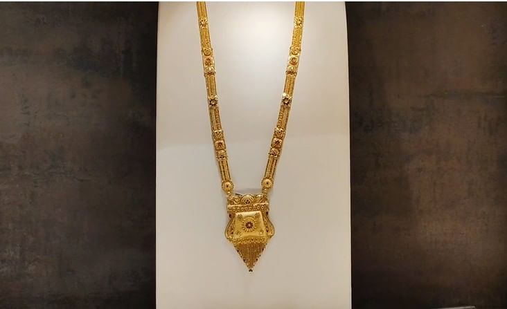 सोन्याचे दर 96 हजारांच्या विक्रमी उच्चांकावर पोहोचले असून चांदीचे दर पुन्हा एका लाखांच्या उंबरठ्यावर असल्याचे पाहायला मिळत आहे. त्यामुळे ग्राहक आणि गुंतवणुकदारात कन्फ्युजन आहे.