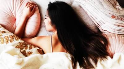 रात्री झोपताना केस बांधावेत की नाही? जाणून घेऊयात यासंबंधी तथ्ये