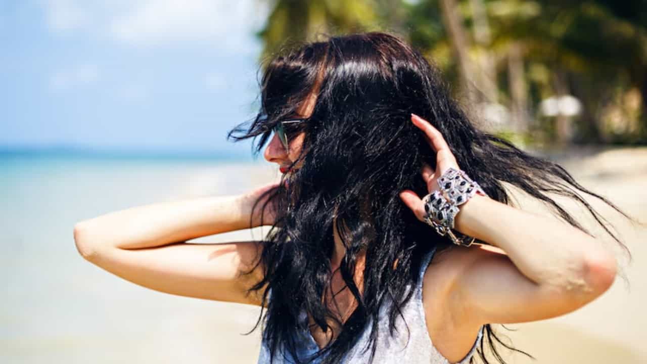 उन्हाळ्यात नैसर्गिकरित्या काळे आणि जाड केस हवेत, मग फक्त एकच गोष्ट करा, लगेचच होईल फायदा