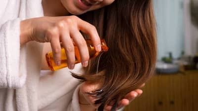 रात्री झोपण्यापूर्वी केसांना तेल लावणे फायदेशीर?  तेल लावताना करू नका या चुका