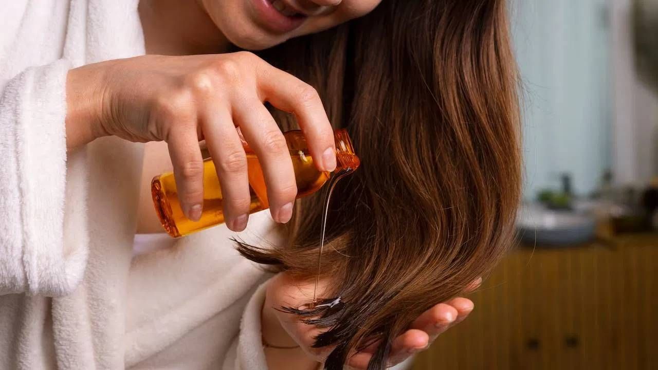 रात्री झोपण्यापूर्वी केसांना तेल लावणे फायदेशीर? तेल लावताना करू नका 'या' चुका रात्री झोपण्यापूर्वी केसांना तेल लावणे फायदेशीर? तेल लावताना करू नका 'या' चुका