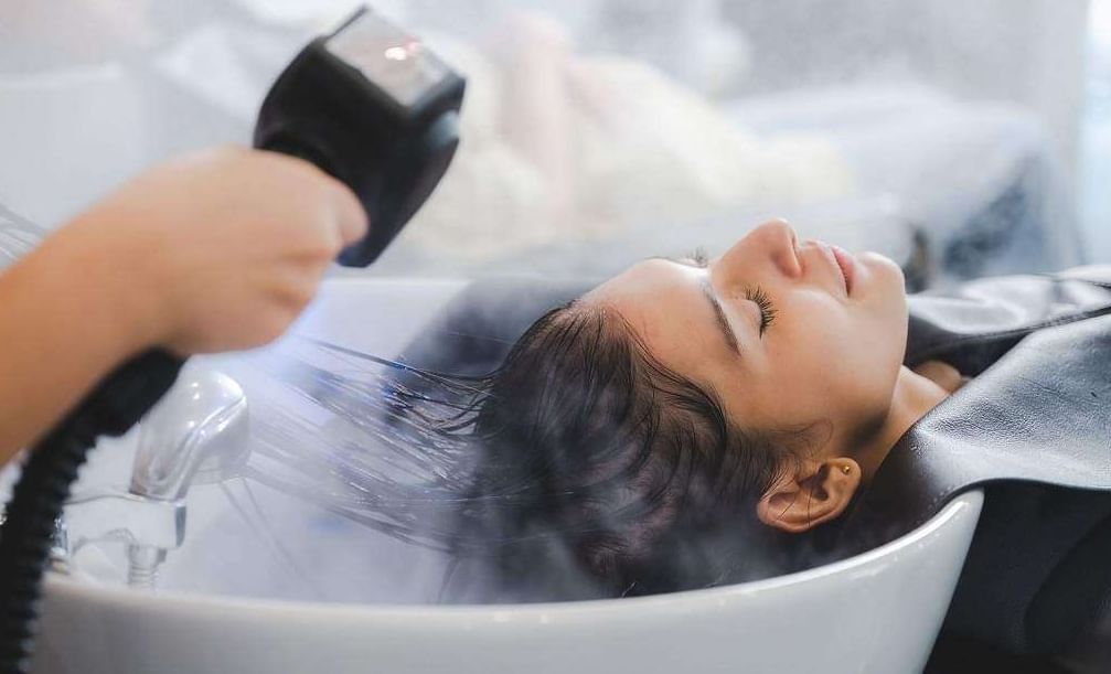 उन्हाळ्यात हेअर स्पा करताना काही गोष्टी ठेवा लक्षात, चुकूनही करू नका 'या' चुका उन्हाळ्यात हेअर स्पा करताना काही गोष्टी ठेवा लक्षात, चुकूनही करू नका 'या' चुका