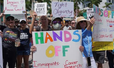 ट्रम्प - मस्क यांच्याविरोधात अमेरिकेत निदर्शने, ‘हॅण्ड्स ऑफ’ रॅली निघाल्या, रस्त्यांवर का  उतरले  हजारो लोक