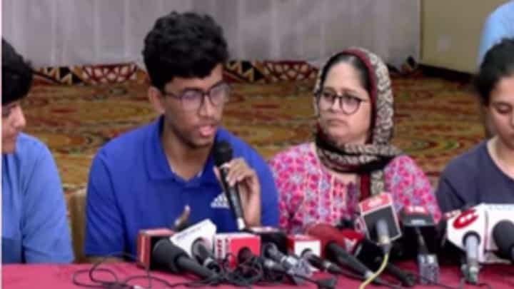 Pahalagam Attack Updates : 'वडिलांचा मृतदेह तिथेच ठेऊन मी.. ', हर्षल लेलेने सांगितला 'तो' थरारक अनुभव Pahalagam Attack Updates : 'वडिलांचा मृतदेह तिथेच ठेऊन मी.. ', हर्षल लेलेने सांगितला 'तो' थरारक अनुभव