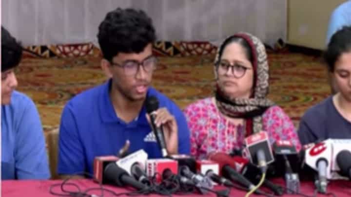 Pahalagam Attack Updates : 'वडिलांचा मृतदेह तिथेच ठेऊन मी.. ', हर्षल लेलेने सांगितला 'तो' थरारक अनुभव Pahalagam Attack Updates : 'वडिलांचा मृतदेह तिथेच ठेऊन मी.. ', हर्षल लेलेने सांगितला 'तो' थरारक अनुभव