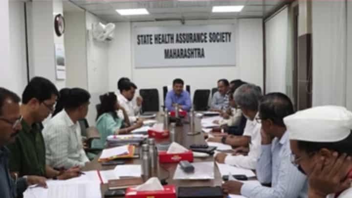 Cashless Treatment For Accident : अपघातग्रस्तांना 1 लाखापर्यंत कॅशलेस उपचार मिळणार, आरोग्य खात्याचा महत्वाचा निर्णय Cashless Treatment For Accident : अपघातग्रस्तांना 1 लाखापर्यंत कॅशलेस उपचार मिळणार, आरोग्य खात्याचा महत्वाचा निर्णय