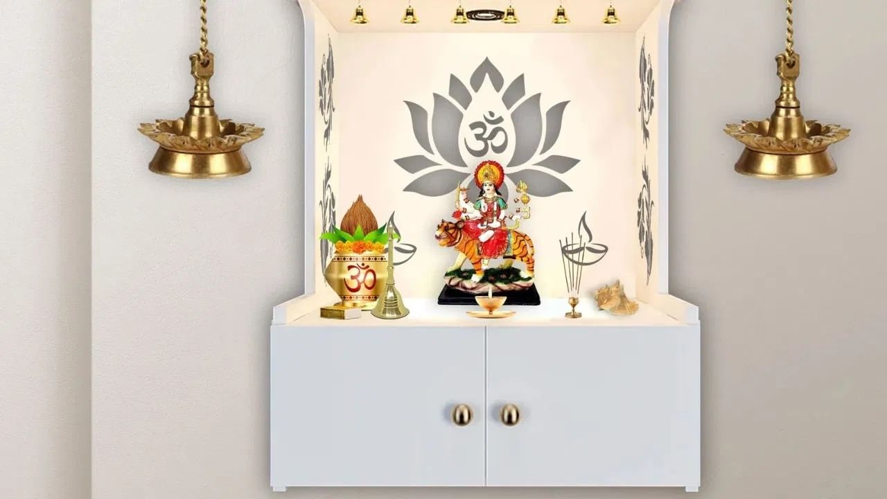 पण असे करणं शुभ मानले जात नाही. अशा परिस्थितीत, त्या जुन्या मंदिराचे काय करावं याबद्दल लोक आता गोंधळलेलं आहेत. जुन्या मंदिराचं किंवा देवतेच्या मूर्तीचे काय करायचं ते जाणून घ्या.