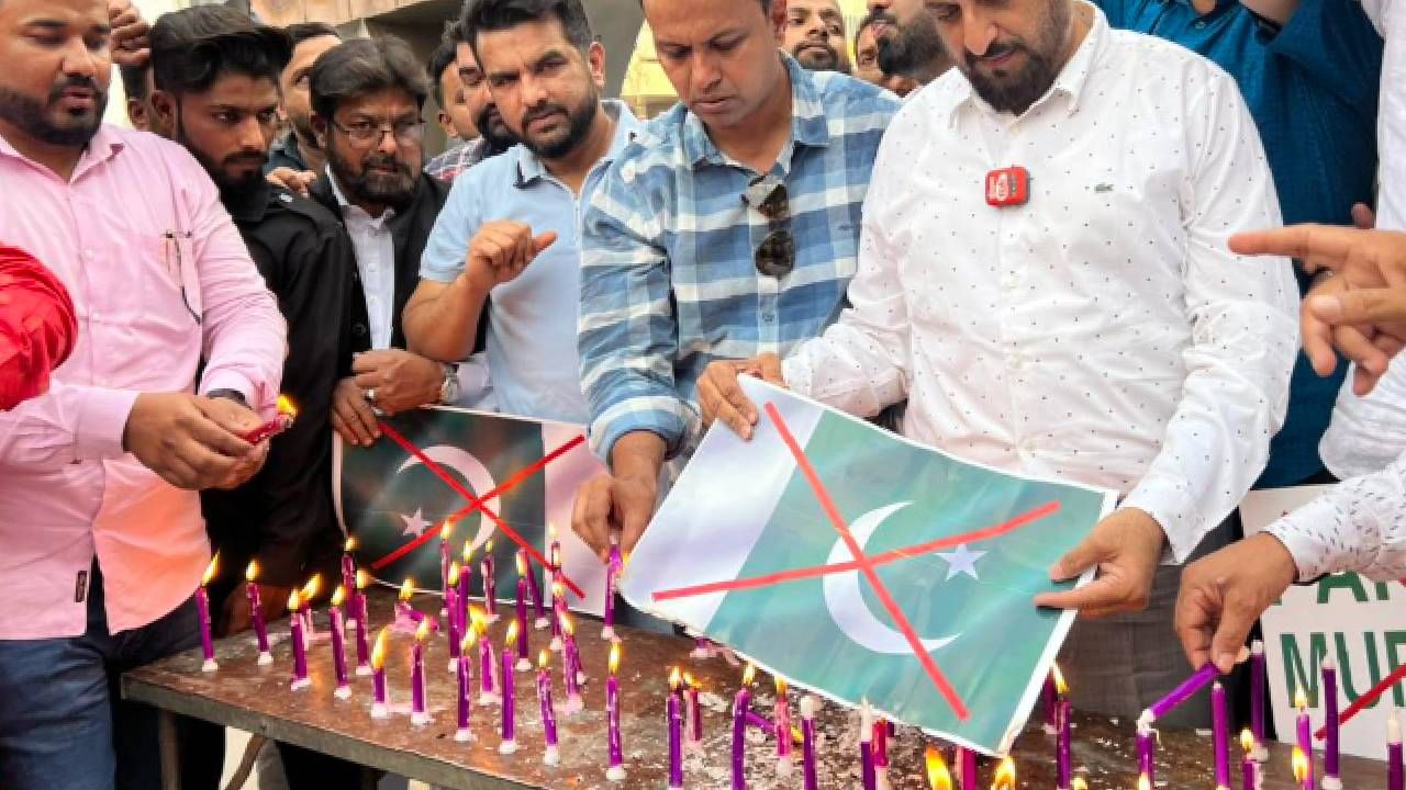 पहलगाममधील दहशतवादी हल्ल्याचा देशभरातून जाहीर निषेध केला जातोय. छत्रपती संभाजीनगरमध्येही माजी खासदार इम्तियाज जलील यांच्या नेतृत्त्वात एमआयएम या पक्षाने झालेल्या हल्ल्याचा निषेध केला.  