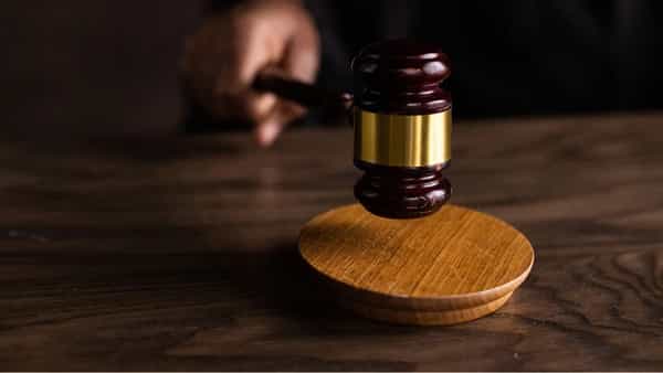 जावयाला सासरच्या मालमत्तेत काही कायदेशीर हक्क आहेत का? केरळ उच्च न्यायालयाच्या निर्णयानुसार आणि हिंदू कायद्यानुसार, जावयाचा त्याच्या सासरच्या मालमत्तेवर कोणताही अधिकार नाही.