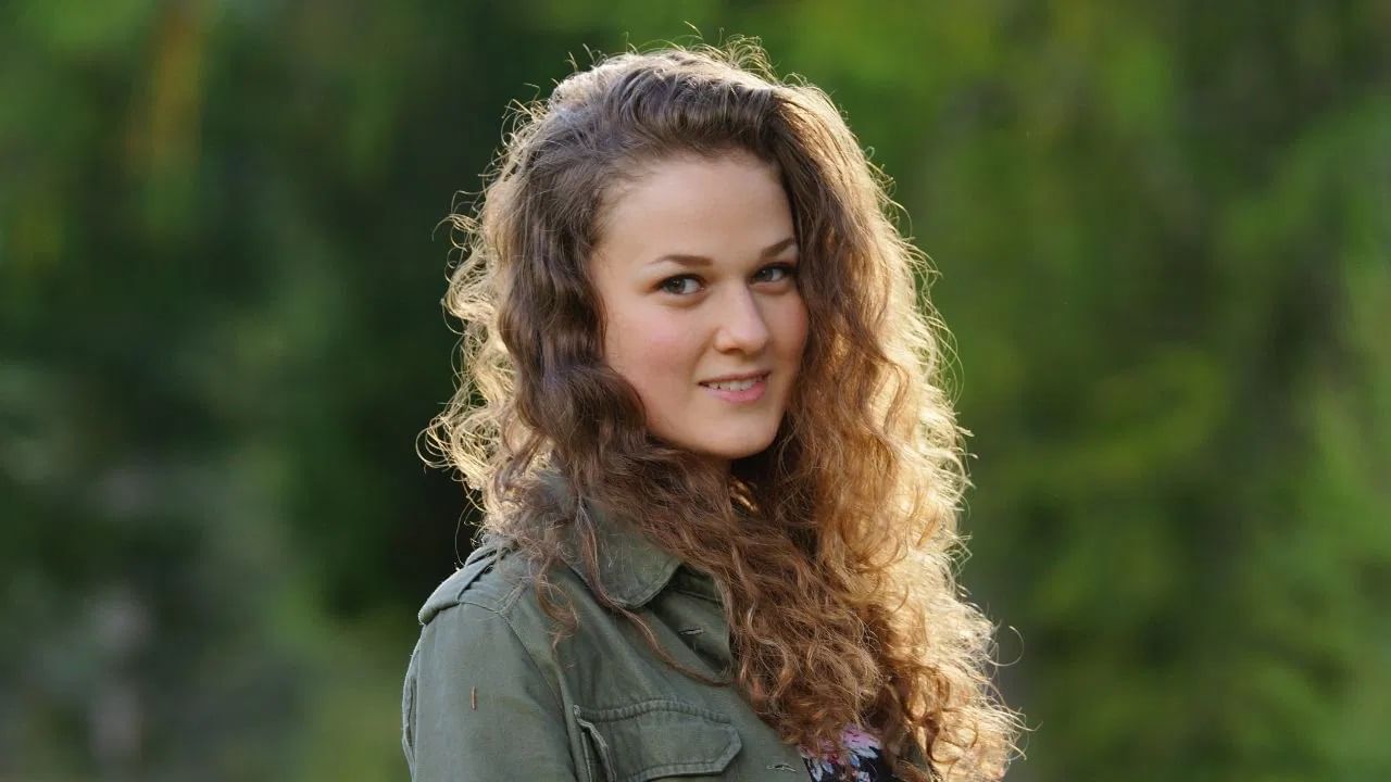 देशातील सर्वात सुंदर मुली जम्मू आणि काश्मीरमध्ये आढळतात. मुलींच्या सौंदर्यात काश्मीरचे हवामान महत्त्वाची भूमिका बजावते.