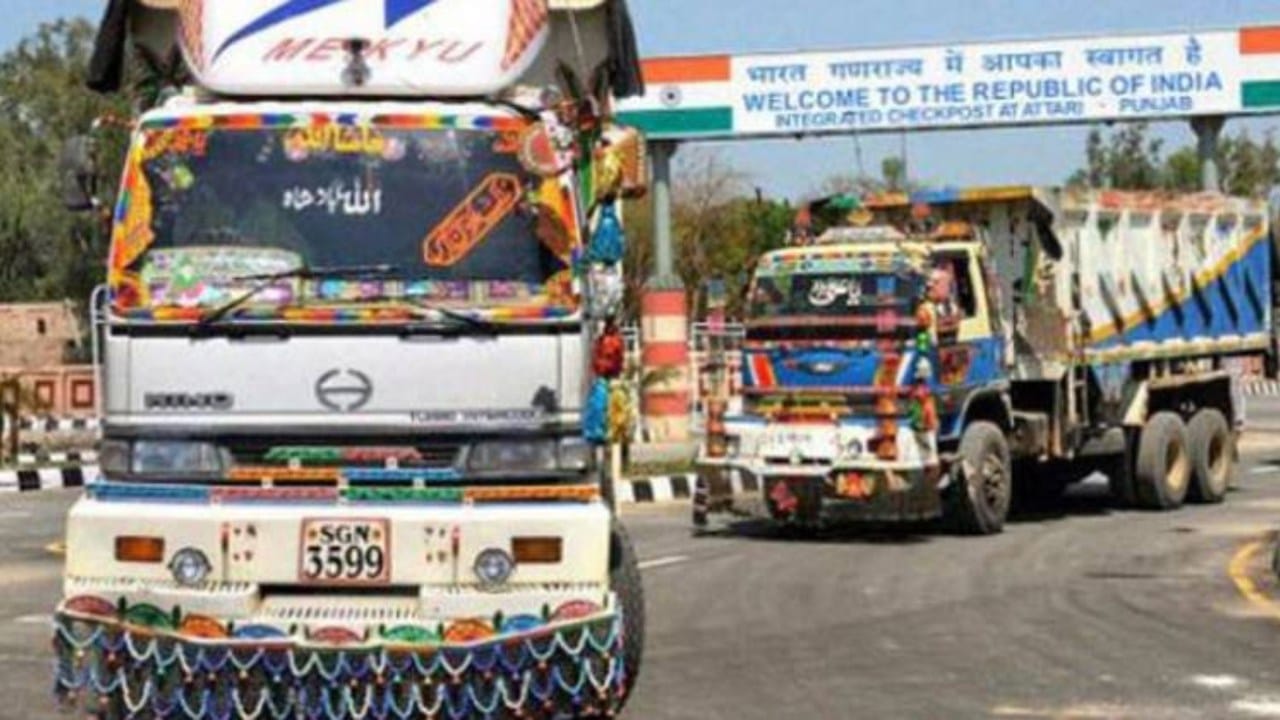 तर भारत पाकिस्तानला रसायने, भाज्या, प्लास्टिक उत्पादने, दुग्धजन्य पदार्थ, औषध आणि साखर निर्यात करतो.