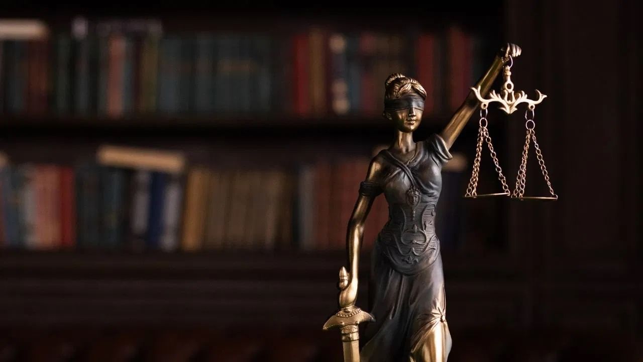  अलीगडच्या बाबतीत, दोघेही हिंदू आहेत, तर हिंदू उत्तराधिकार कायदा कोणते अधिकार देतो ते जाणून घेऊया. देशात, मालमत्तेचे हक्क आणि वारसा हक्कांशी संबंधित नियम धर्मानुसार ठरवले जातात. यासाठी सर्व धर्मांचे वेगवेगळे कायदे आहेत.