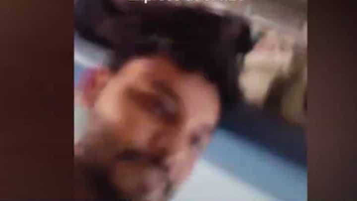 गीतांजली एक्स्प्रेसमध्ये IRCTC कर्मचाऱ्यांकडून दादागिरी अन् मारहाण.... व्हिडिओ व्हायरल गीतांजली एक्स्प्रेसमध्ये IRCTC कर्मचाऱ्यांकडून दादागिरी अन् मारहाण.... व्हिडिओ व्हायरल