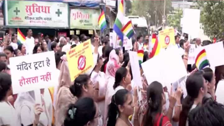 मुंबईतील जैन मंदिरावर पालिकेचा हातोडा, जैन समाज आक्रमक, मोठ्या संख्येने उतरले रस्त्यावर, मागणी काय? मुंबईतील जैन मंदिरावर पालिकेचा हातोडा, जैन समाज आक्रमक, मोठ्या संख्येने उतरले रस्त्यावर, मागणी काय?