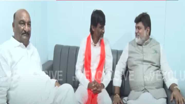 Uday Samant : उदय सामंत अन् संदीपान भुमरेंनी घेतली जरांगे पाटलांची भेट, कारण काय? काय झाली चर्चा? Uday Samant : उदय सामंत अन् संदीपान भुमरेंनी घेतली जरांगे पाटलांची भेट, कारण काय? काय झाली चर्चा?