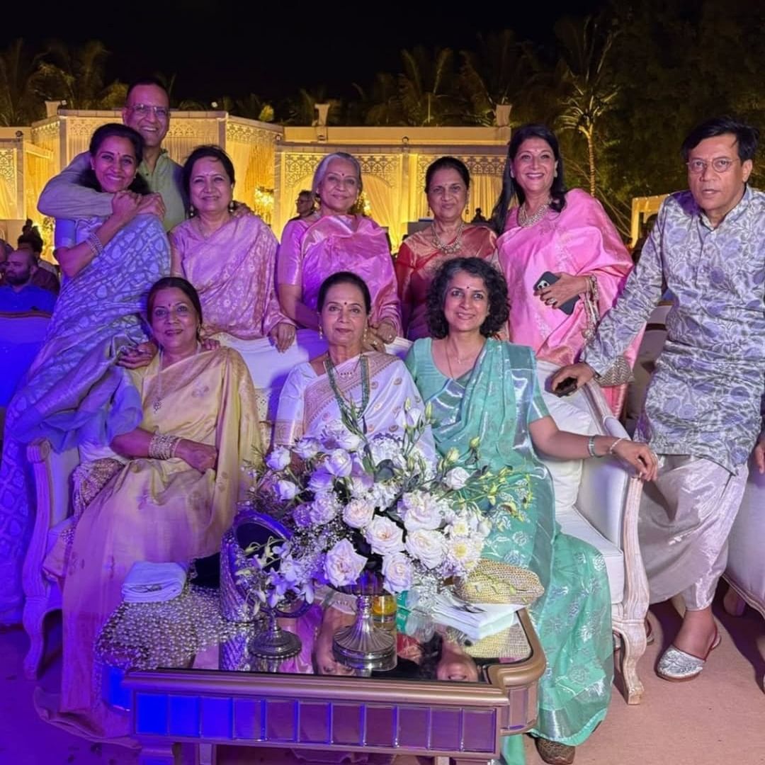 पुण्यातील अजित पवारांच्या फार्महाऊसवर साखरपुडा सोहळ्याचं आयोजन करण्यात आले होतं.  जय पवार यांच्या साखरपुड्यासाठी अनेक पाहुणे मंडळी एकत्र आले होते. 