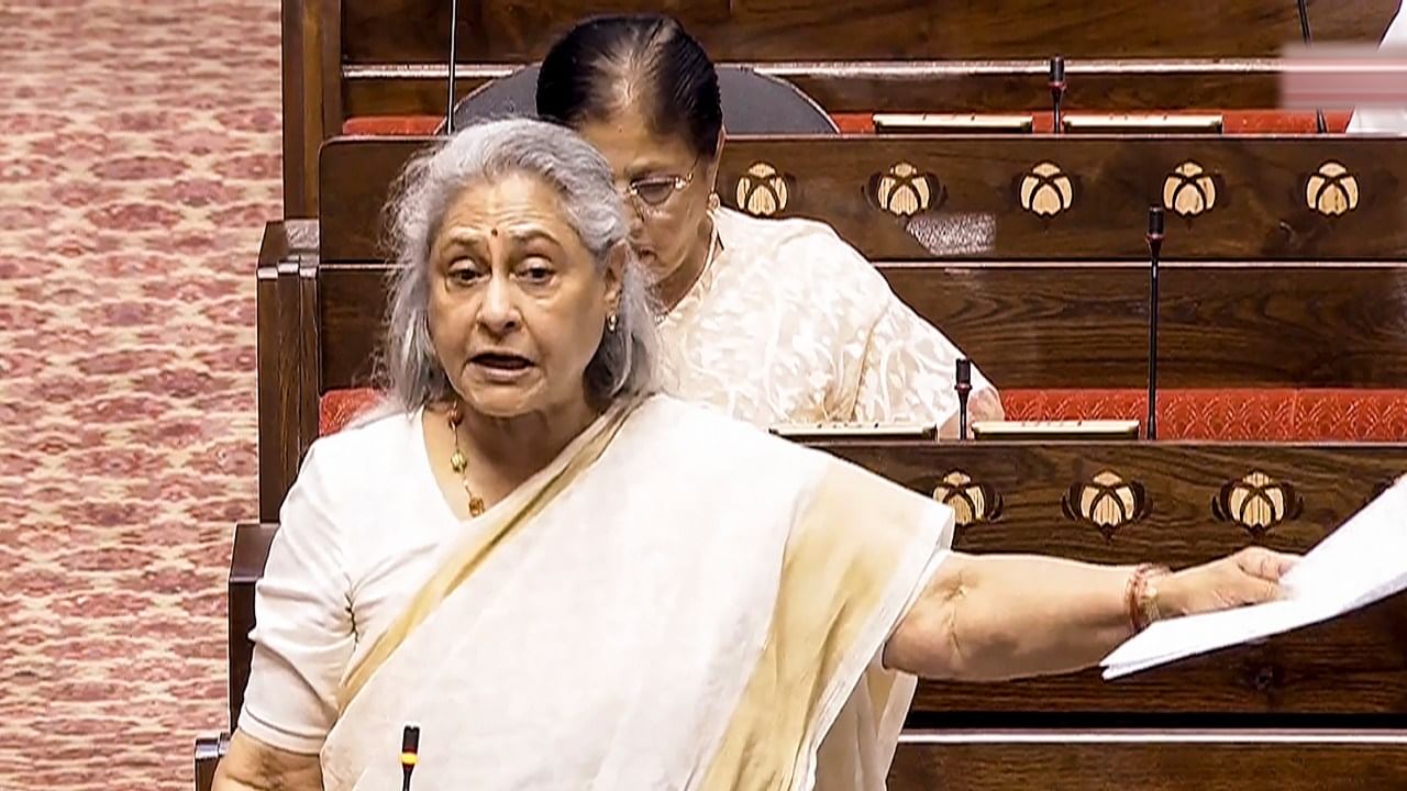 कारण याआधी भारतात पापाराझी मोठ्या प्रमाणात नव्हते. पण आता त्यांची इच्छा अशी असते की तुम्ही जर माझा फोटो काढत आहात, तर त्यापूर्वी माझी परवानगी घ्यावी”, असेही श्वेता बच्चन म्हणाली.