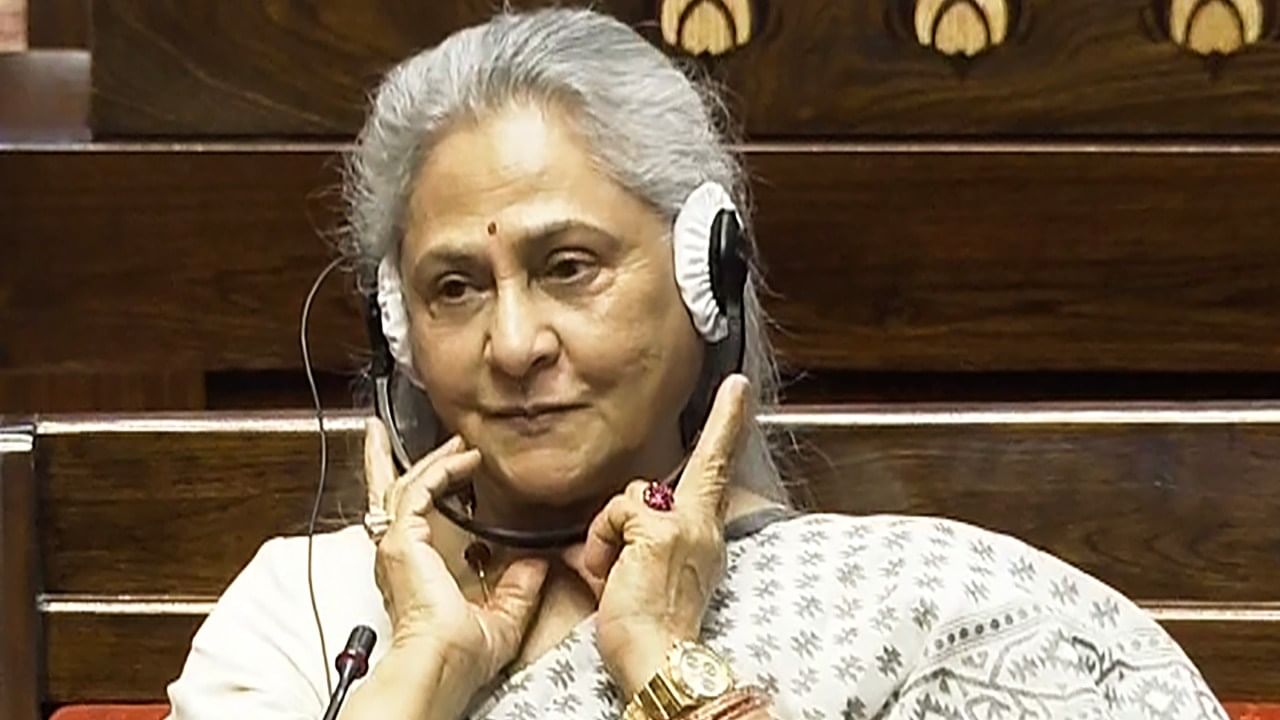 जया बच्चन यांचे अनेक व्हिडीओ सोशल मीडियावर व्हायरल होत असतात. यात त्या पापाराझीवर चिडतात, ओरडतात, ट्रोल करतात असेही बोललं जाते, पण यामागचे नेमकं कारण काय? असे करणने विचारले.