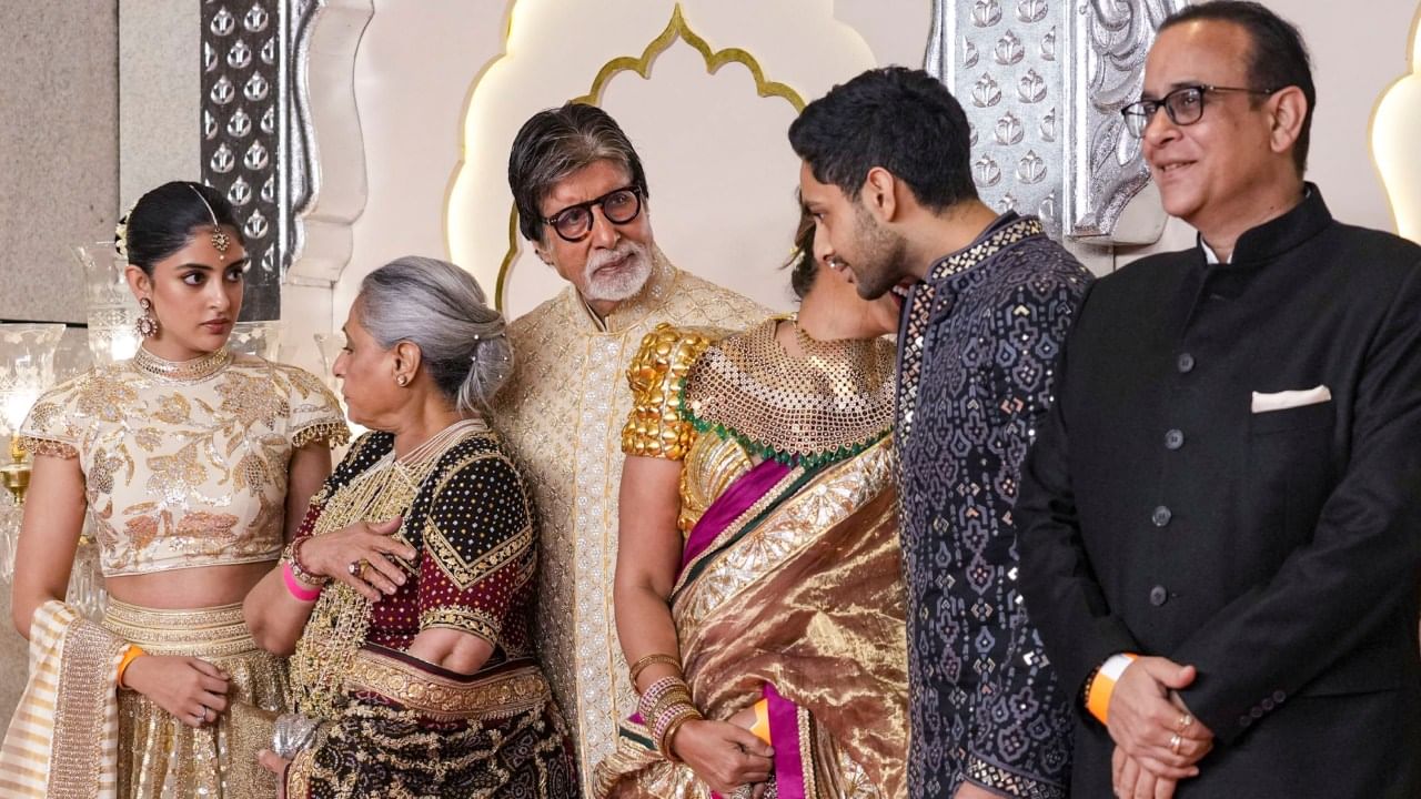 त्यावर श्वेता बच्चन म्हणाली, “मी एकदा माझ्या आईला याबद्दल विचारले होते. त्यावर ती माझ्यावर प्रचंड चिडली, तुम्हा लोकांना तर काहीही येत नाही. फक्त खिल्ली उडवता येते. मी क्लॉस्ट्रोफोबिक आहे. जेव्हा मी माझ्या आजूबाजूला इतकी लोक पाहते, तेव्हा मला त्यांना एकत्र सांभाळता येत नाही.”