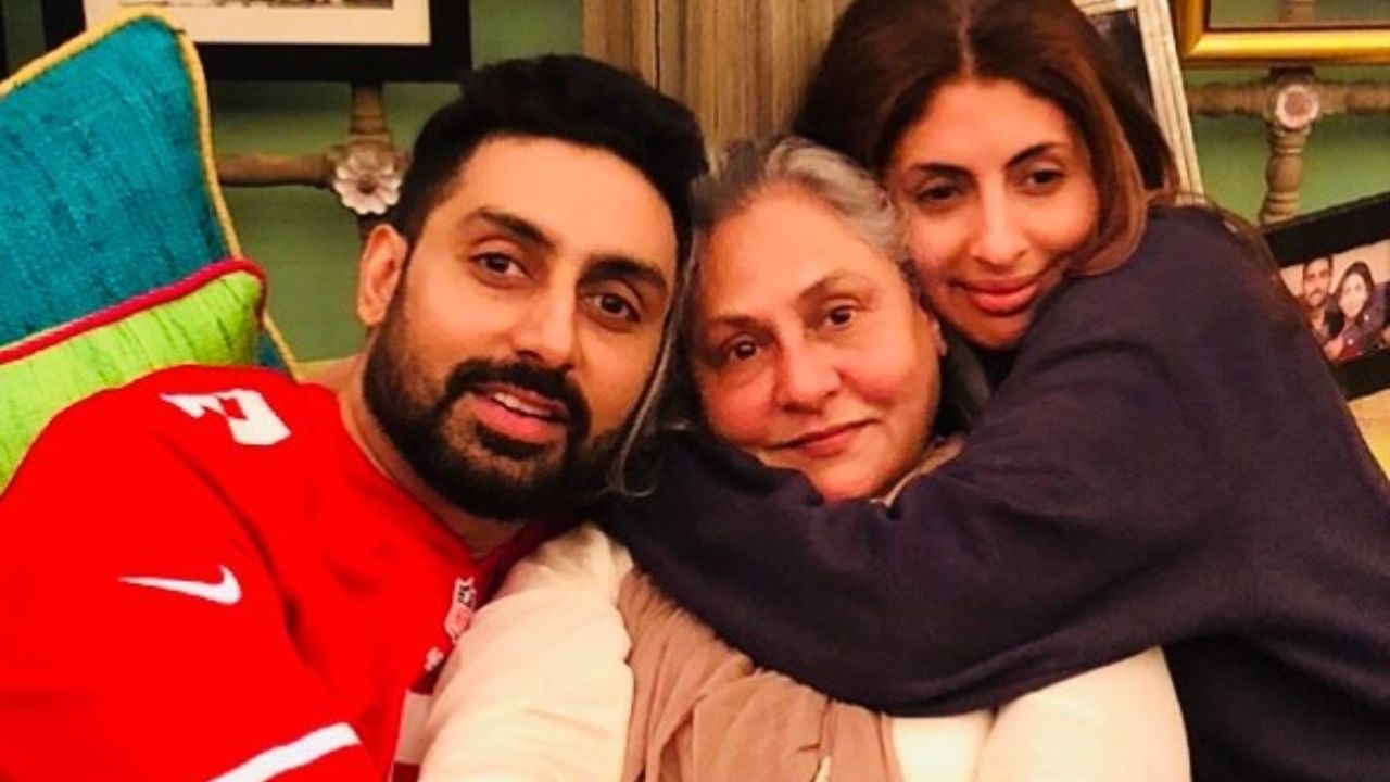 अभिषेक बच्चन आणि श्वेता बच्चन यांनी काही वर्षांपूर्वी २०१९ कॉफी विथ करण या कार्यक्रमात हजेरी लावली होती. त्यावेळी त्या दोघांनी जया बच्चन यांना राग का येतो? त्या पापाराझीवर का भडकतात? असा प्रश्न विचारण्यात आला होता.