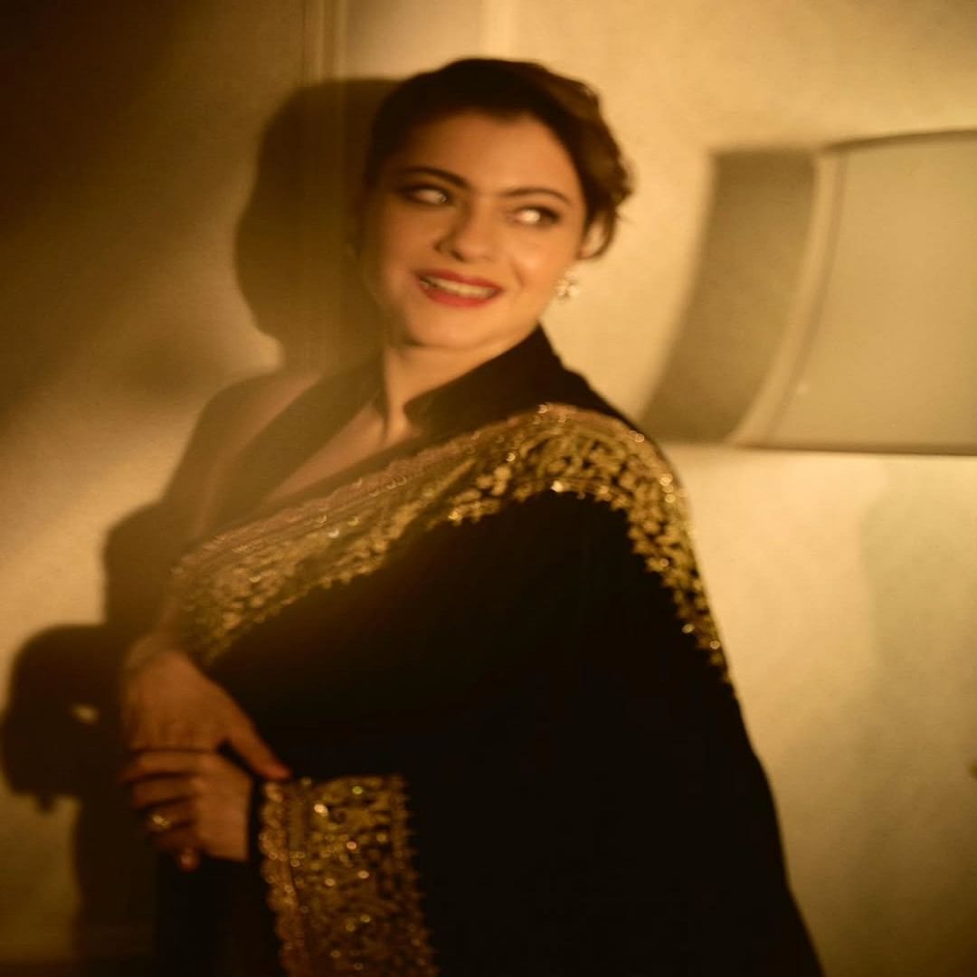 सोशल मीडियावर काजोल कायम सक्रिय असते. सोशल मीडियावर तिच्या चाहत्यांची संख्या देखील फार मोठी आहे. चाहत्यांच्या संपर्कात राहण्यासाठी अभिनेत्री कायम स्वतःचे फोटो सोशल मीडियावर पोस्ट करत असते. 