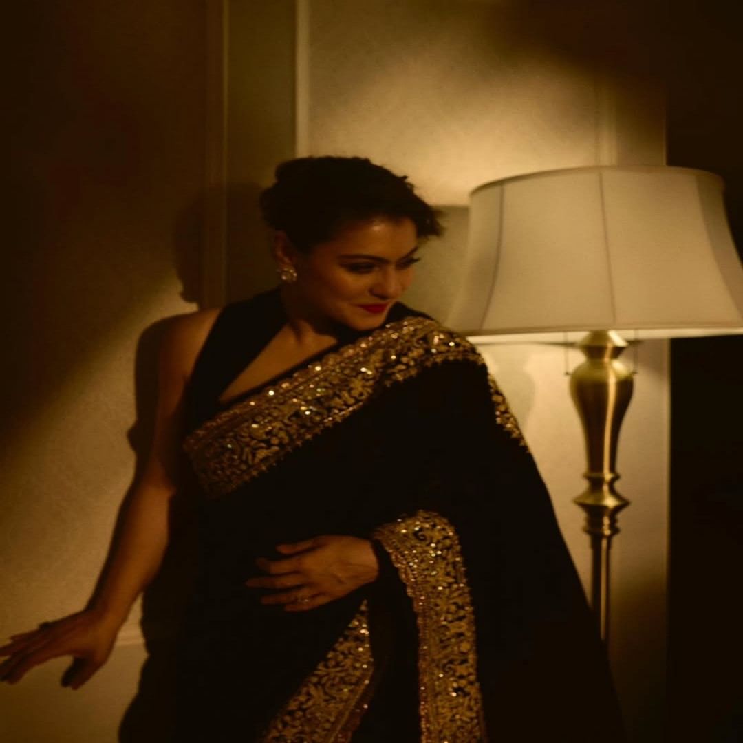 साडीत अभिनेत्री प्रचंड सुंदर दिसते. सध्या अभिनेत्रीचे काही फोटो तुफान व्हायरल होत आहेत. वयाच्या 50 व्या वर्षी देखील काजोल हिचं सौंदर्य कमी झालेलं नाही.