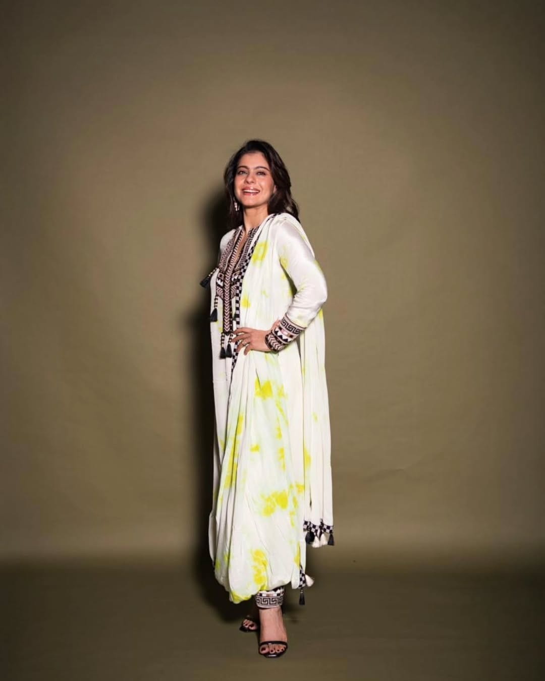 अभिनेत्री काजोल हिने स्वतःचे काही फोटो सोशल मीडियावर पोस्ट केले आहेत. चाहत्यांच्या संपर्कात राहण्यासाठी अभिनेत्री  कायम स्वतःचे फोटो आणि व्हिडीओ पोस्ट करत असते. 