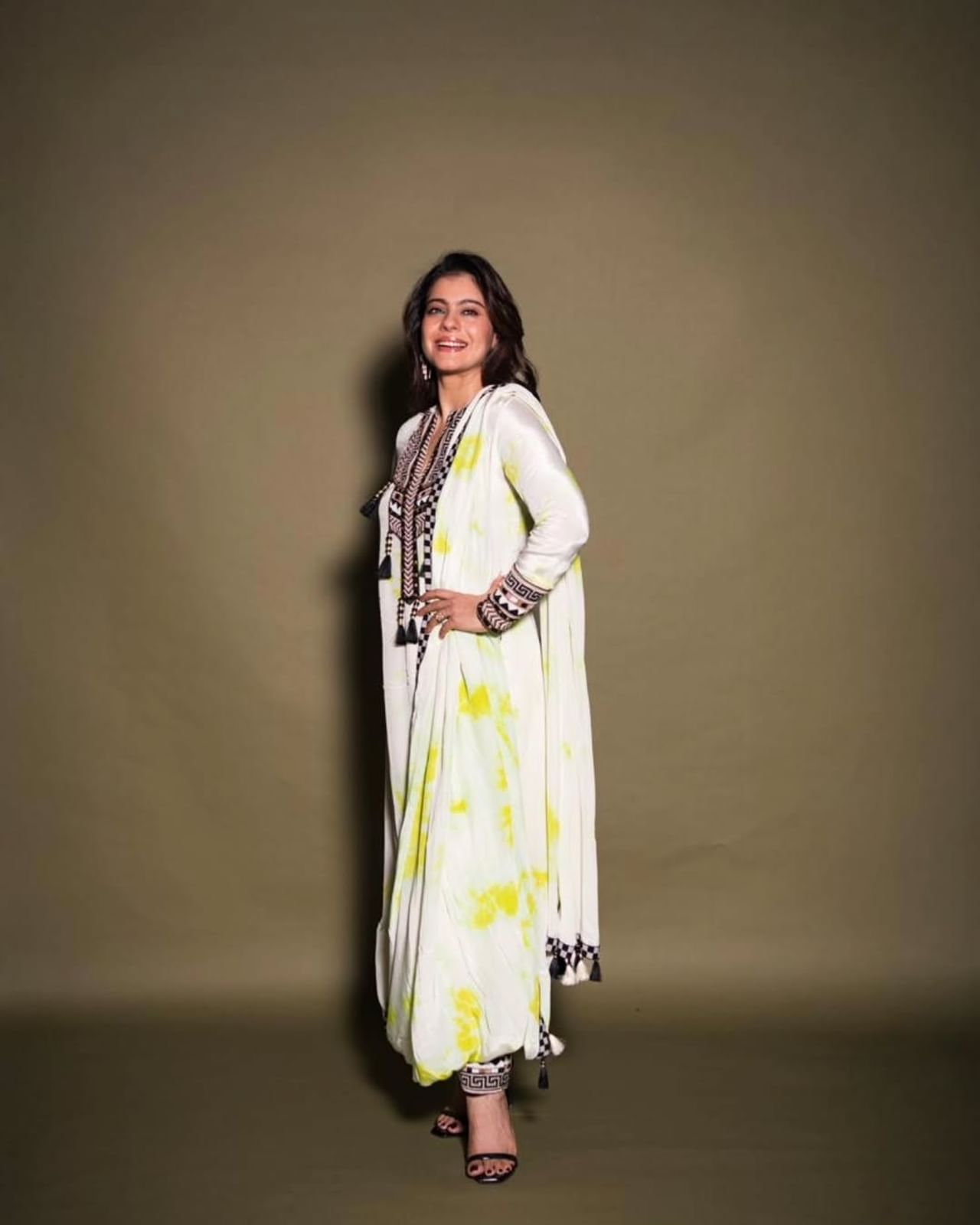 अभिनेत्री काजोल हिने स्वतःचे काही फोटो सोशल मीडियावर पोस्ट केले आहेत. चाहत्यांच्या संपर्कात राहण्यासाठी अभिनेत्री  कायम स्वतःचे फोटो आणि व्हिडीओ पोस्ट करत असते. 